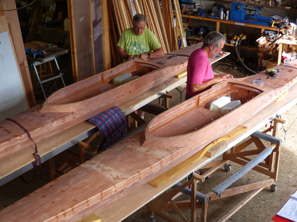 La partie arrière du dessus de l'hiloire est élargie pour recevoir les fixations de l'outrigger. 