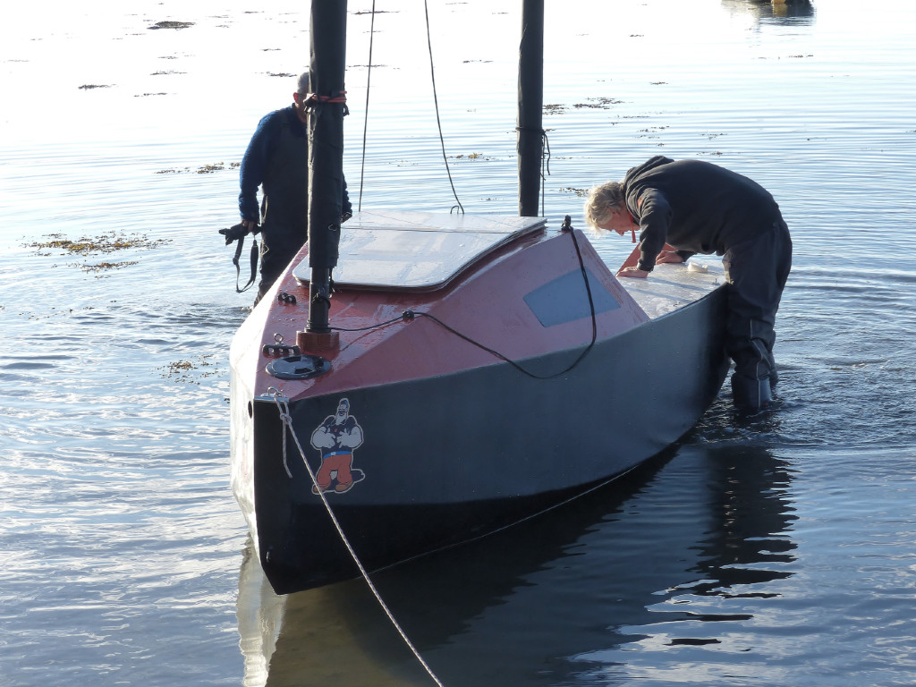 Le poids total du bateau gréé prêt à naviguer est un peu inférieur à celui de 205 kg donné par l'architecte. 