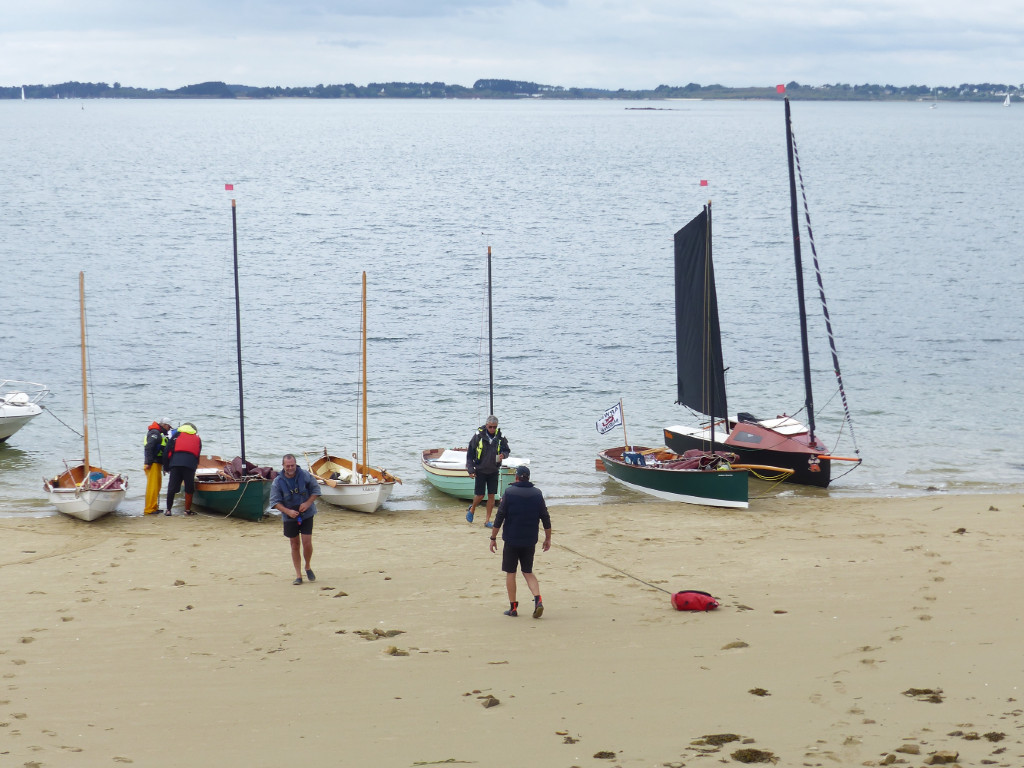 Notre petite flottille sur la plage ouest d'Ilur. 