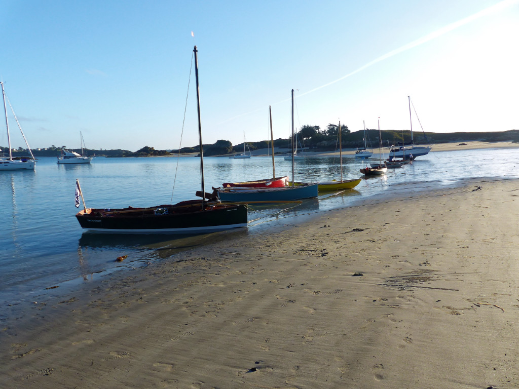 Echouage paisible sur la plage des Ebihens, après le départ des bateaux venus pour la journée. En saison, l'affluence est étonnante et il est presque hors de question d'accoster ainsi... Nous plantons nos tentes sur le sable sec en haut de la plage et y passons une nuit tranquille. 