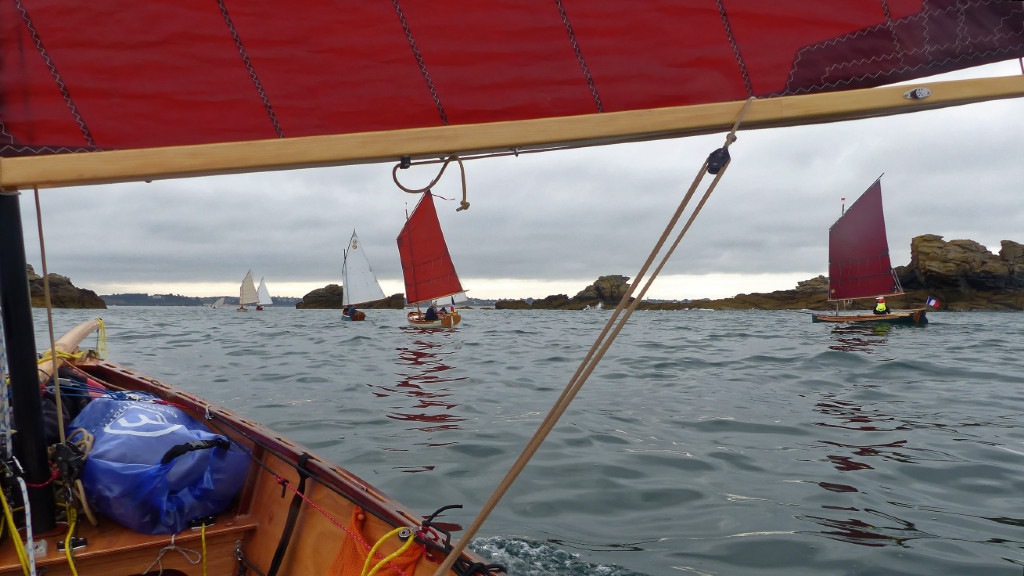 Passage au milieu des cailloux de la pointe nord des Ebihens. 