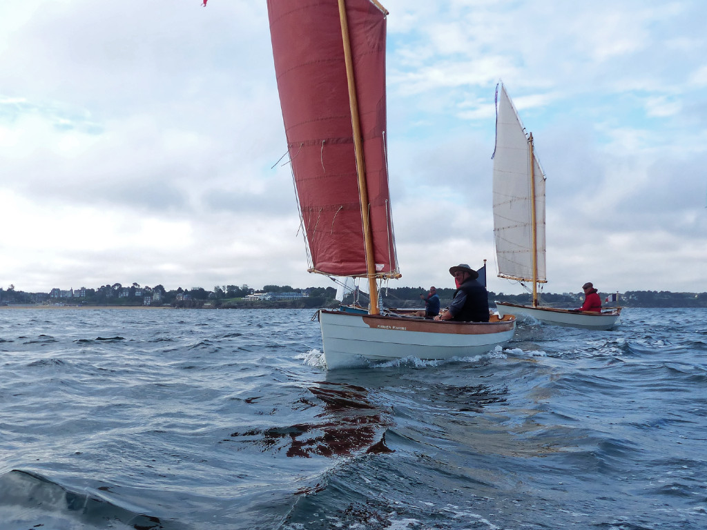 Et voici une des dernières photos que prendra mon appareil avant d'être mouillé (et détruit, eau de mer dans l'objectif) car je n'avais pas refermé la trappe où je le rangeais. Je parlerai plus longuement des leçons que je tire de ce chavirage, qui s'est produit alors que j'étais à l'arrêt voile en ralingue, occupé à parler à la VHF et totalement inattentif. Une vague plus grosse a simplement incliné le GIS au-delà du point de retour, il a commencé à se remplir par le côté et le poids du gréement a fait le reste avant que je réalise ce qui se passait. 