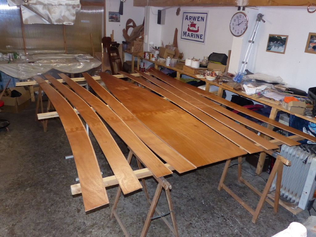 Je commence la préparation de la construction d'un nouveau PassageMaker Dinghy pour Philippe, ce sera le 9e que je construis, seul ou accompagnant et mon 110e bateau, tous types confondus. Je commence par passer une couche d'imprégnation époxy sur toutes les pièces de contreplaqué. 