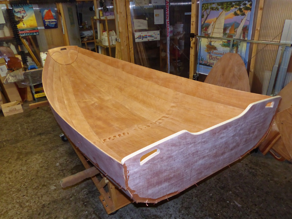 J'ai ensuite coupé et extrait toutes les sutures, sauf celles du tableau et de la marotte, encore assez peu collés, mais y compris celles des trois cloisons que j'ai déposées afin d'avoir un meilleur accès à la surface intérieure. 