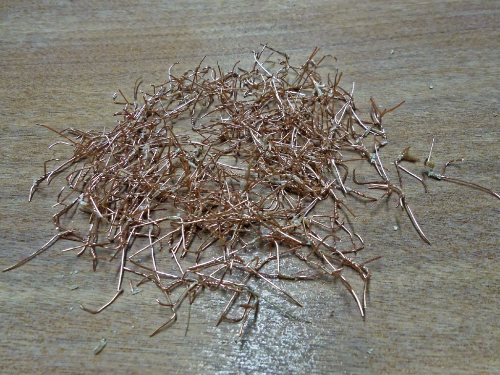 J'ai rassemblé une partie des sutures extraites et fait cette photo afin que leur sacrifice ne soit pas oublié (j'essaie d'être dans le ton de ce qu'on lit, entend et voit sur nos media favoris). 