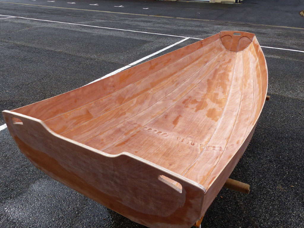 Puis je ponce afin d'effacer les traces d'époxy chargée de la surface du contreplaqué. Je termine avec un dépoussiérage à l'aspirateur puis au chiffon mouillé. 