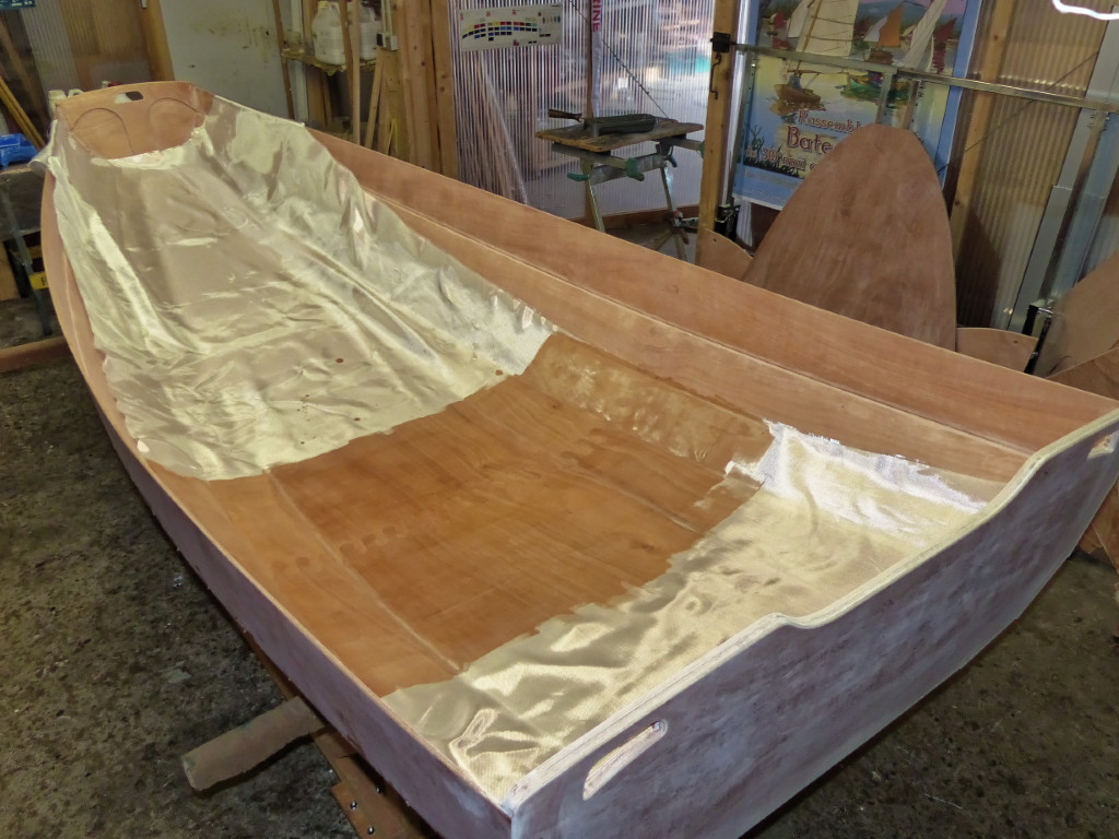 Je passe ensuite à la stratification de la surface intérieure. J'utilise un taffetas de 200 g/m2 de 130 cm de large, qui couvre ainsi les bordés 1 et 2 en plus de la sole. 