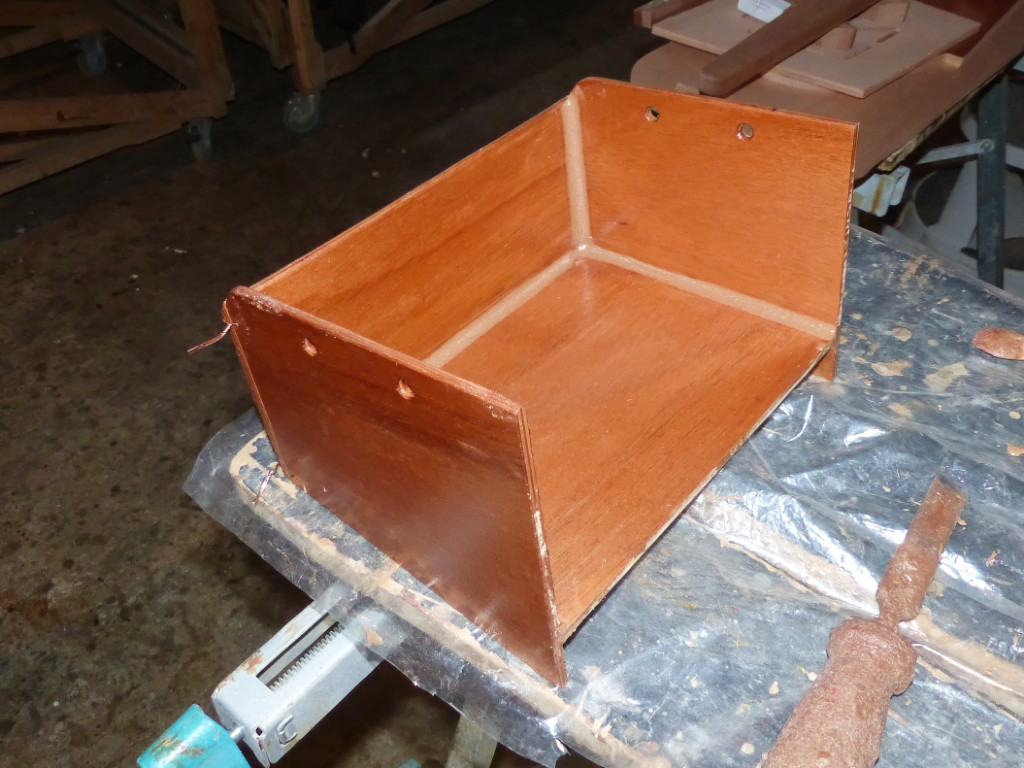 Voilà le bac à batterie collé et imprégné d'époxy, pas tout à fait prêt à monter, je le poncerai avant. 