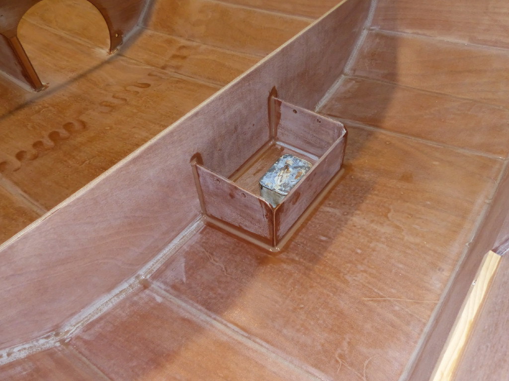 Puis je colle le bac à batterie. 