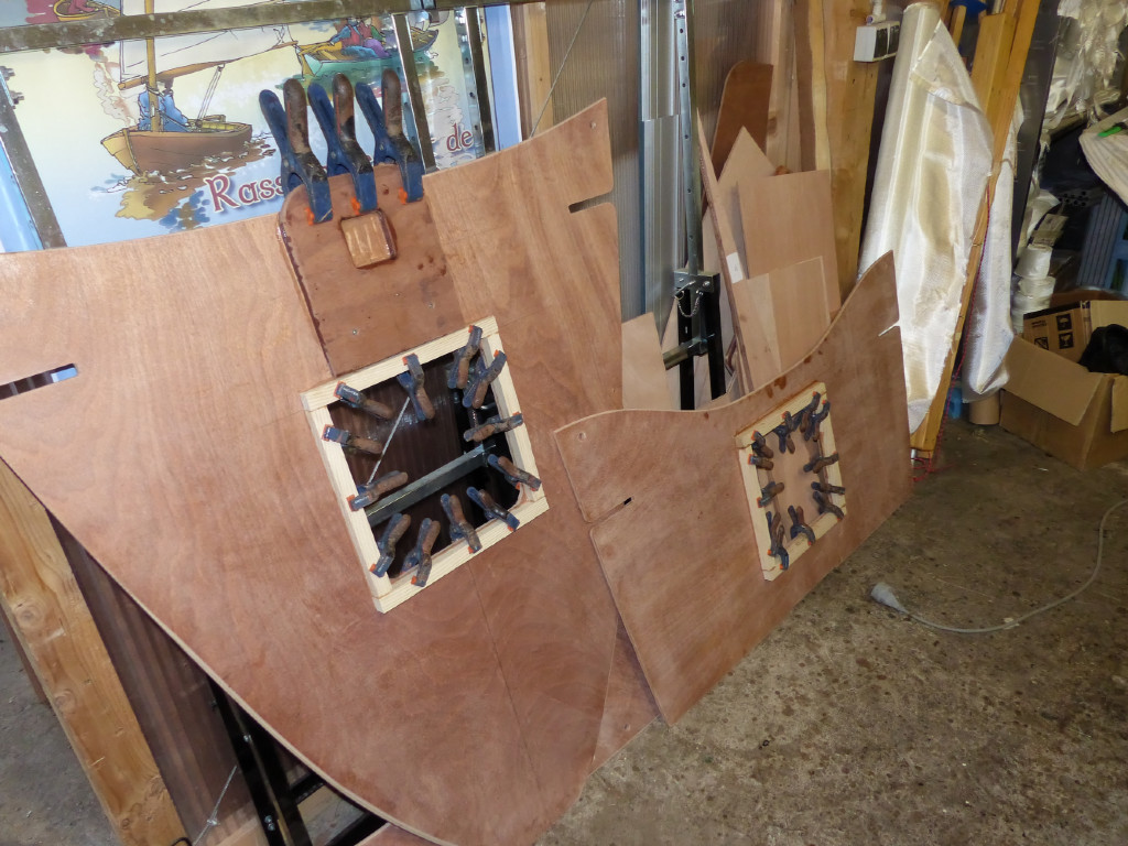 En parallèle, j'ai collé le renfort d'étambrais et la structure des deux trappes sur les dessus des caissons. 