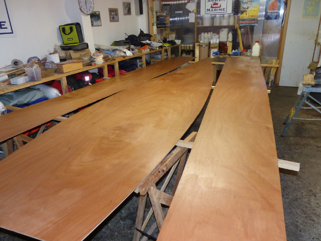 Nous avons démarré à partir d'un kit "contreplaqué seul", avec tous les panneaux de coque déja découpés. Nous avons collé les joints-puzzle et passé une couche d'imprégnation époxy. 