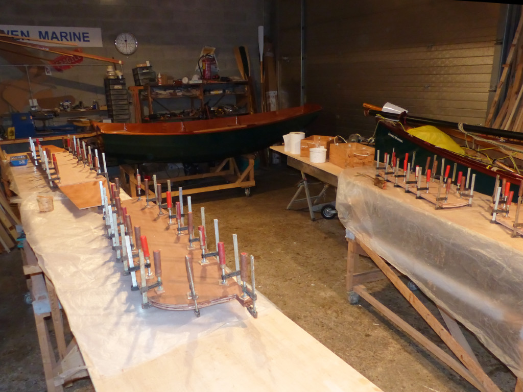 En parallèle, nous avons tracé et découpé la dérive pivotante, son puits, le safran et la tête de gouvernail, puis nous collons les trois épaisseurs de CP de la dérive, les deux des flancs du puits, etc. 