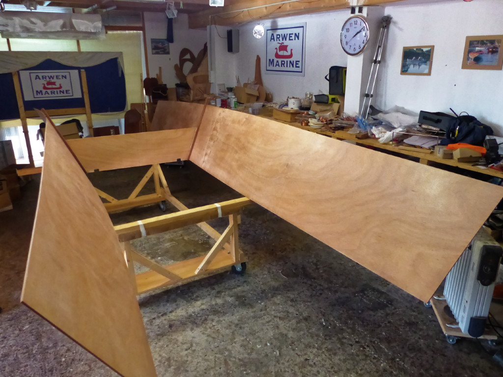 Nous commençons l'assemblage de la coque en fixant les panneaux latéraux sur la cloison N°3 à l'aide de vis temporaires. Cette cloison est normalement ajourée pour l'alléger mais nous avions demandé qu'elle reste "pleine, sauf pour les anguillers, afin qu'elle soit un peu plus solide. 