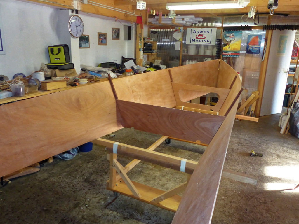 Nous insérons la cloison 2, temporairement maintenue par 4 vis. Nous avions pris le temps de tracer l'emplacement de chacune des cloisons avant de commencer l'assemblage, ce qui facilite grandement cette phase. 