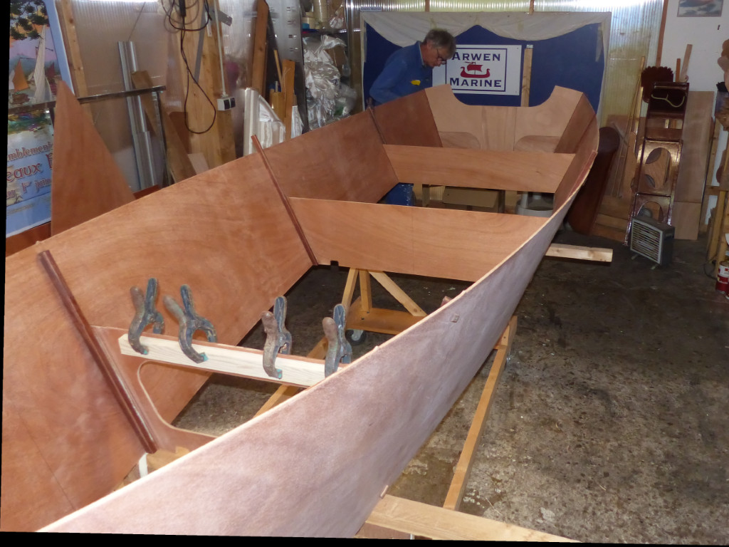 Nous ajoutons ensuite la cloison 4 et le tableau arrière. On voit que nous aurions pu coller le barrot de renfort avant de commencer le montage, au lieu de devoir le tenir avec des pinces pour empêcher la cloison 2 de cintrer.