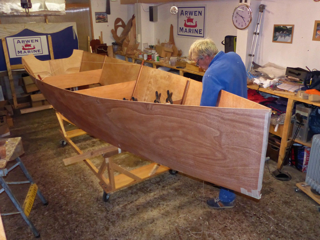 Et nous passons au collage. La bande à masquer qui couvre l'étrave et le brion a pour fonction de "mouler" l'époxy chargée qui débordera du joint-congé de l'étrave. 