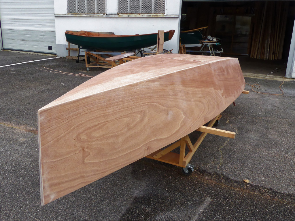 Et voilà ce que ça donne après un petit ponçage des arêtes du bouchain et de l'étrave. 