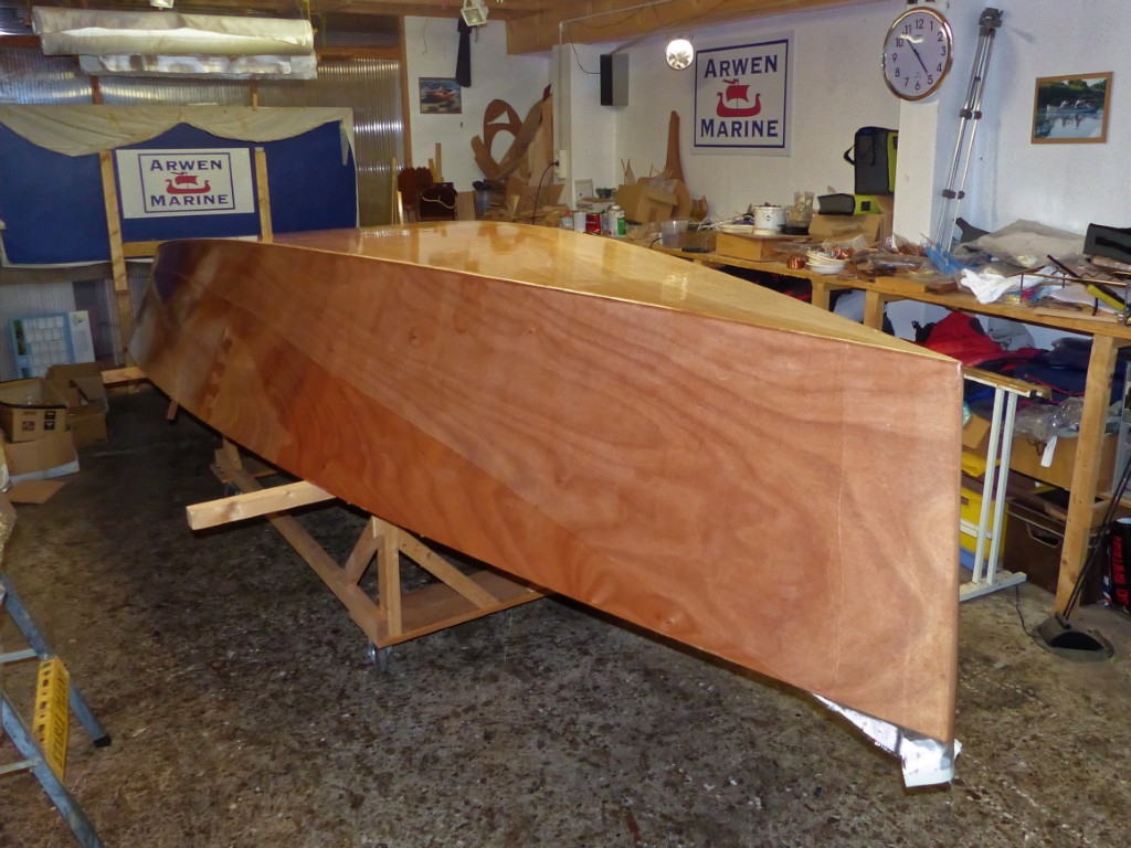 Nous rentrons la coque au chaud et stratifions un tissu de verre de 200 g/m2 et de 130 cm de large. Celui-ci remonte juste en haut de l'étrave et sur une quinzaine de cm à l'endroit le plus large de la sole. Sur mon propre et celui de Jacques, j'avais ajouté deux lés de 100 cm de large d'un tissu léger (86 g/m2) qui couvrent l'ensemble de la surface avec un recouvrement aux deux extrémités, mais nous avons jugé qu'il n'est indispensable et Pierre privilégie la légèreté. 