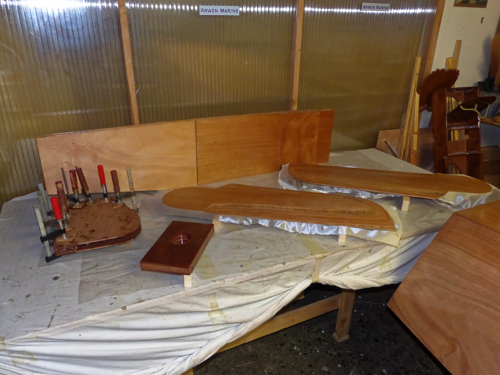 Nous rentrons au chaud la tête de gouvernail, le pied de mât (avec un trou rond pour un tube de carbone), le puits de dérive et stratifions l'autre face des deux safrans. 