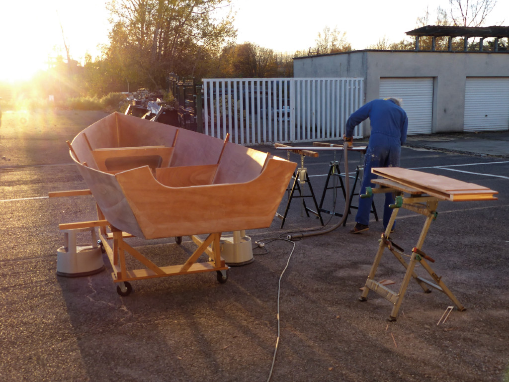 Pierre profite des derniers feux de notre beau soleil picard pour poncer les lisières de la bande de fibre de verre du bord d'attaque de la dérive. 