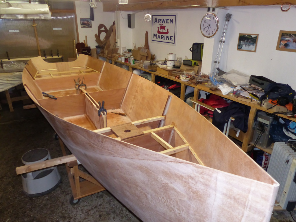 Nous avons aussi collé la structure de renfort des pontages avant et arrière et la plaque d'étambrai. Il n'y aura pas de cloison 2.5 sur l'avant du puits de dérive comme j'avais fait sur mon propre GIS et sur celui de Jacques. Le siège en CP de 9 mm sera renforcé sur son bord avant par un barrot qui renverra les efforts de l'avant du puits sur des sections de tasseau collées sur le bordage. 