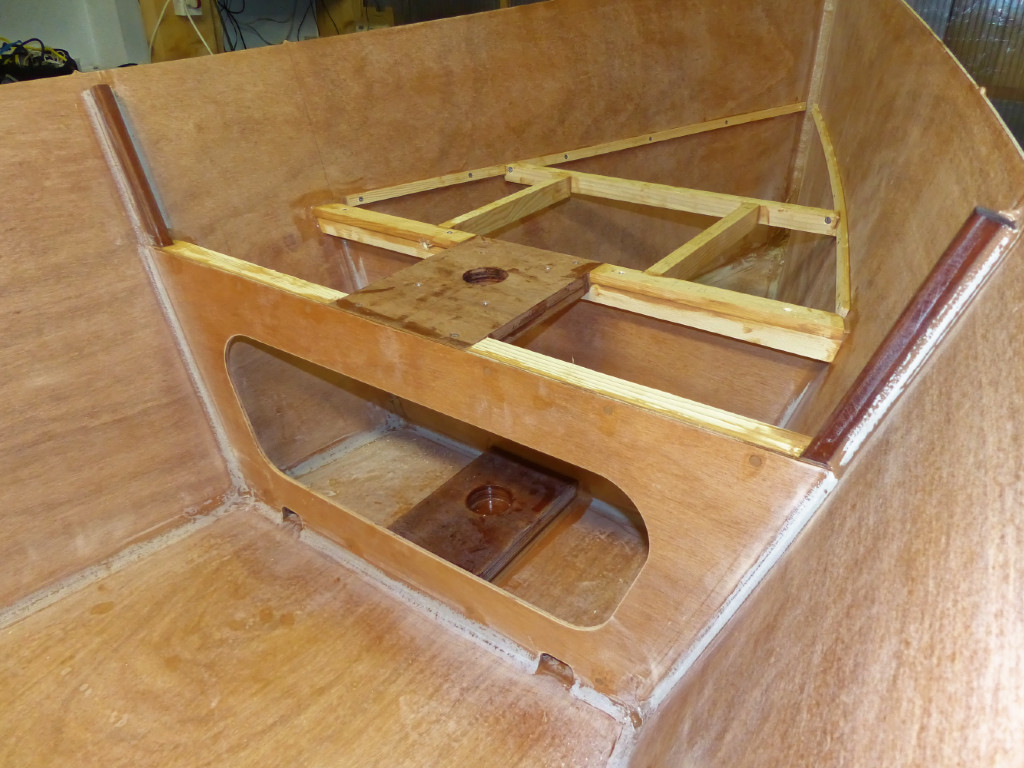 Gros plan sur la structure de la proue avec les cloisons 1 et 2 de part et d'autre du pied de mât. 