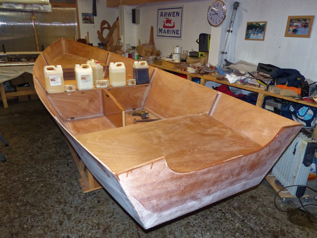 Collage du siège central et présentation des sièges avant et arrière, pas encore collés. 