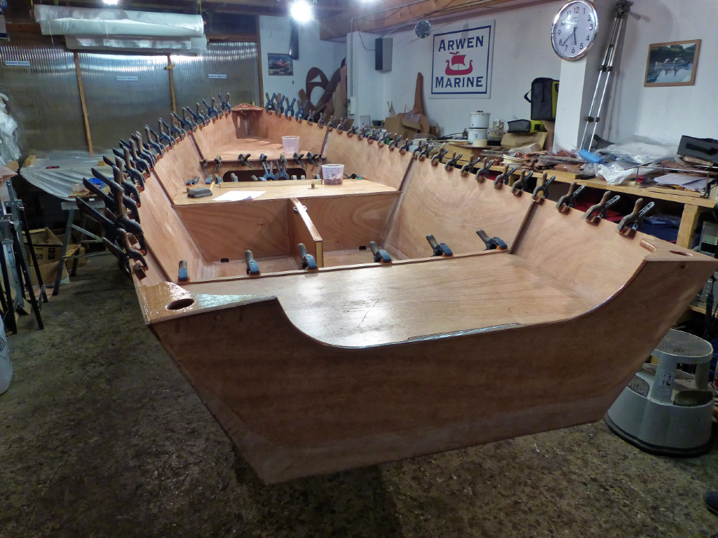 Collage des cales de la serre ajourée et d'une bande de doublage sur le bord inférieur des dessus des caissons avant et arrière (posés à l'envers). 