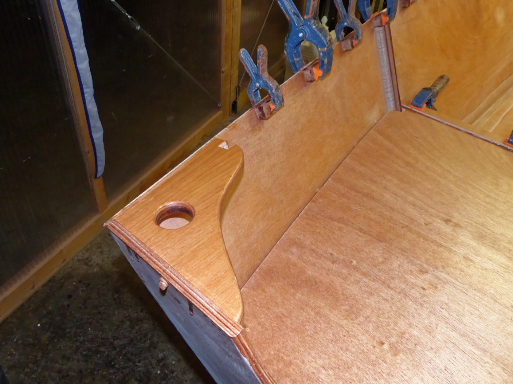 Comme pour la guirlande, nous avons découpé une encoche dans les courbes arrières afin de recevoir le bout de chacune des serres. 