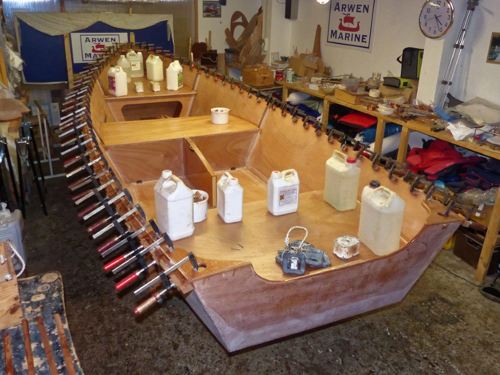 Collage des deux plis des listons et des dessus des caissons avant et arrière. 