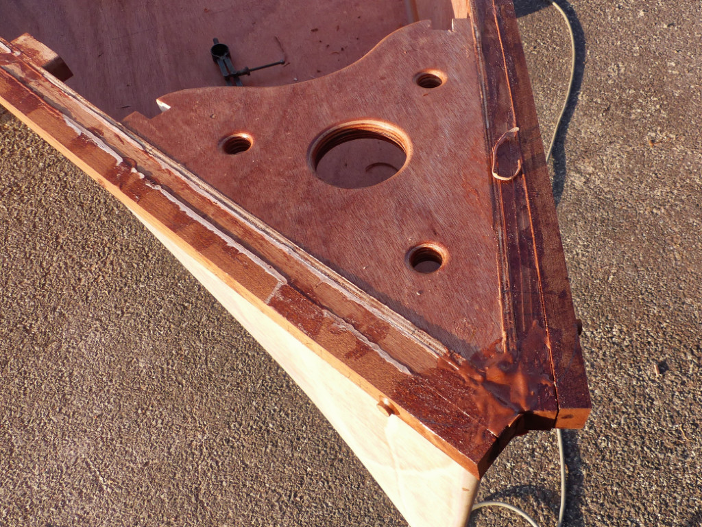 Après le collage des listons, nous allons passer un gros coup de ponceuse à bande afin d'éliminer l'excédent d'époxy et uniformiser la surface des listons, des cales de la serre, ainsi que celle de la guirlande et des courbes arrière. On distingue ici le tracé en arc de cercle de l'extrémité avant des listons, que je vais découper à la scie sauteuse. 