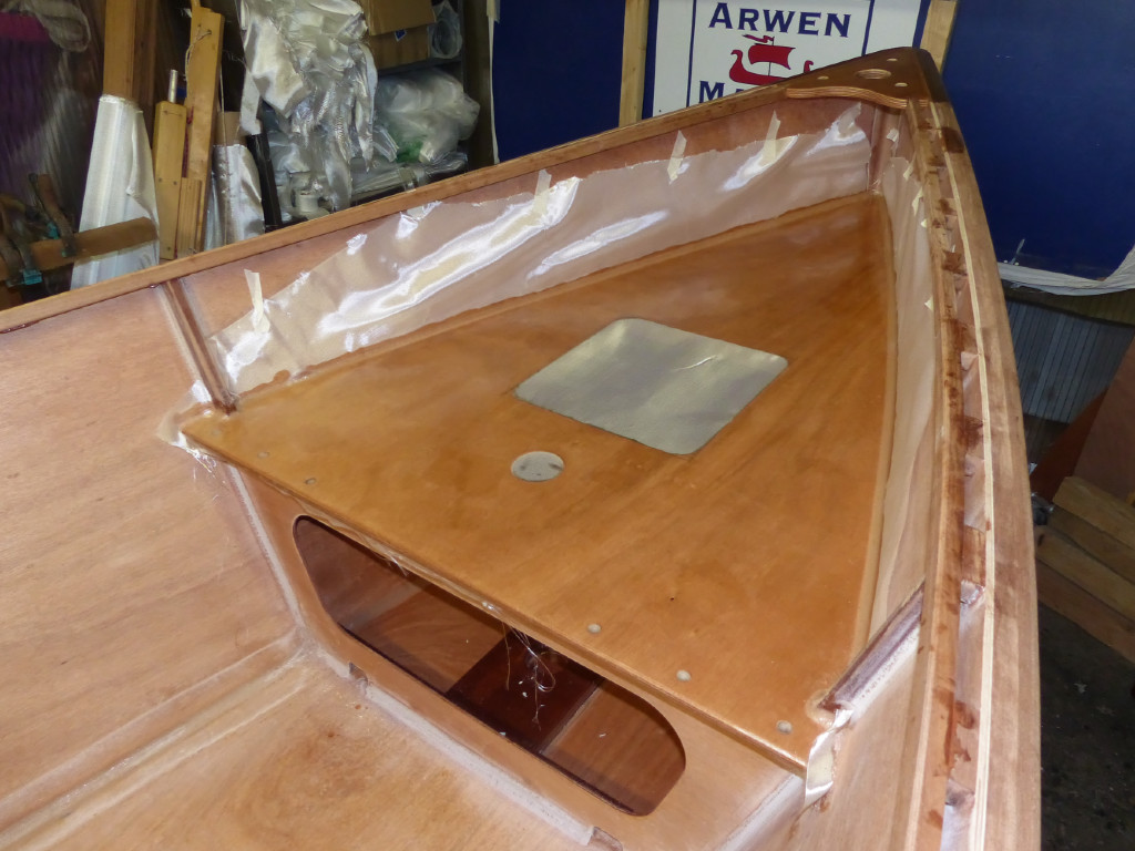 Stratification d'un tissu de verre léger sur tous les siège : nous aurions pu gagner un peu de facilité en le faisant AVANT de coller en place les sièges, comme nous l'avons fait au début du chantier pour la sole... On voit qu'entretemps, nous avons collé les serres. 