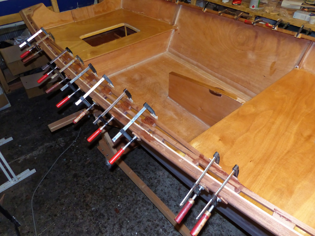 Collage de la "sur-serre" dont Pierre a eu l'idée afin d'augmenter la largeur de l'assise pour le rappel. Celle-ci passe ainsi de 70 mm à 102 mm, presque un fauteuil ! Pierre ne souhaite pas de bancs latéraux comme j'ai mis sur Let's Goat et Mor Goat, et il veut donc pouvoir rester assis plusieurs heures avec un mimimum de confort. 