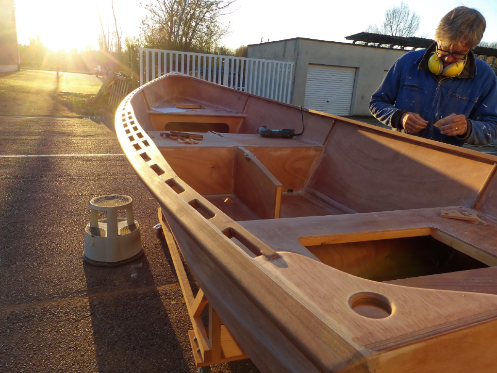 Nous avons passé une petite fraise en quart de rond sur les arêtes de chacune des ouvertures de la serre, mais il faut tout de même passer derrière avec un petit bout de papier de verre, ne serait-ce que pour effacer les traces de brûlure faites par la fraise. 