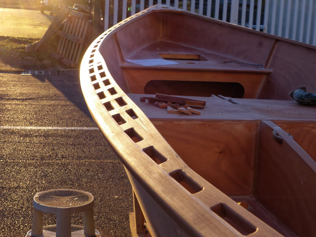 Nous sommes très satisfaits du résultat esthétique de cette "sur-serre". Il ne reste plus qu'à la renforcer en collant dessous les petites équerres verticales que l'on aperçoit sur le siège central. 