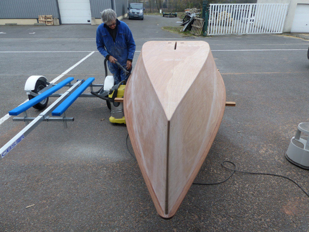 Montage et pré-réglage de la remorque et préparation du collage des fausses-quilles. Nous venons aussi d'ouvrir le bas du puits de dérive à travers la sole. 