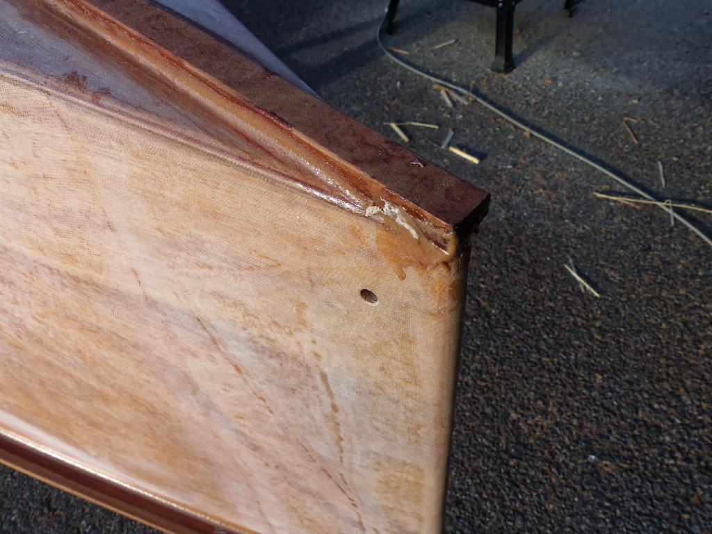 Nous avons ajouté la fausse quille de la proue aux deux prescrites par l'architecte à l'attention de nos chers crabes bretons. On voit qu'après collage, il faudra encore donner une forme hydrodynamique au nouveau brion. 