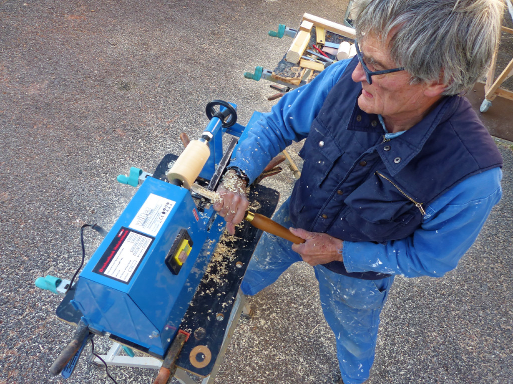 Tournage : Pierre a acheté quelques gouges de taille adulte qui ont énormément simplifié et raccourci ce travail que nous avions trouvé lent et pénible sur des chantiers précédents à cause d'outils inadaptés. 
