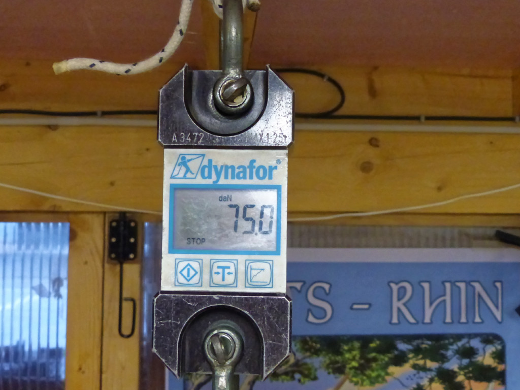 Nous avons ajouté les deux capots des compartiments avant et arrière et les "gros" éléments d'accastillage qui restent encore à monter et nous arrivons donc à 75 décanewtons, ce qui fait 76.5 kg : pas mal pour une coque de 4.73 m de long ! L'équivalent en polyester armé de fibre de verre pèserait 50% de plus (107 kg pour une coque de Finn de 4.50 m). 