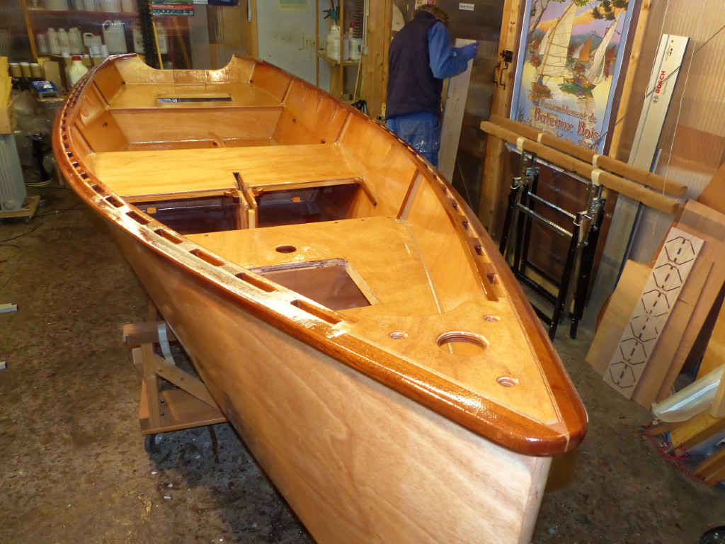 Dernière couche d'époxy sur lees listons, serres et plus généralement tout l'intérieur de la coque (180 g en plus). 