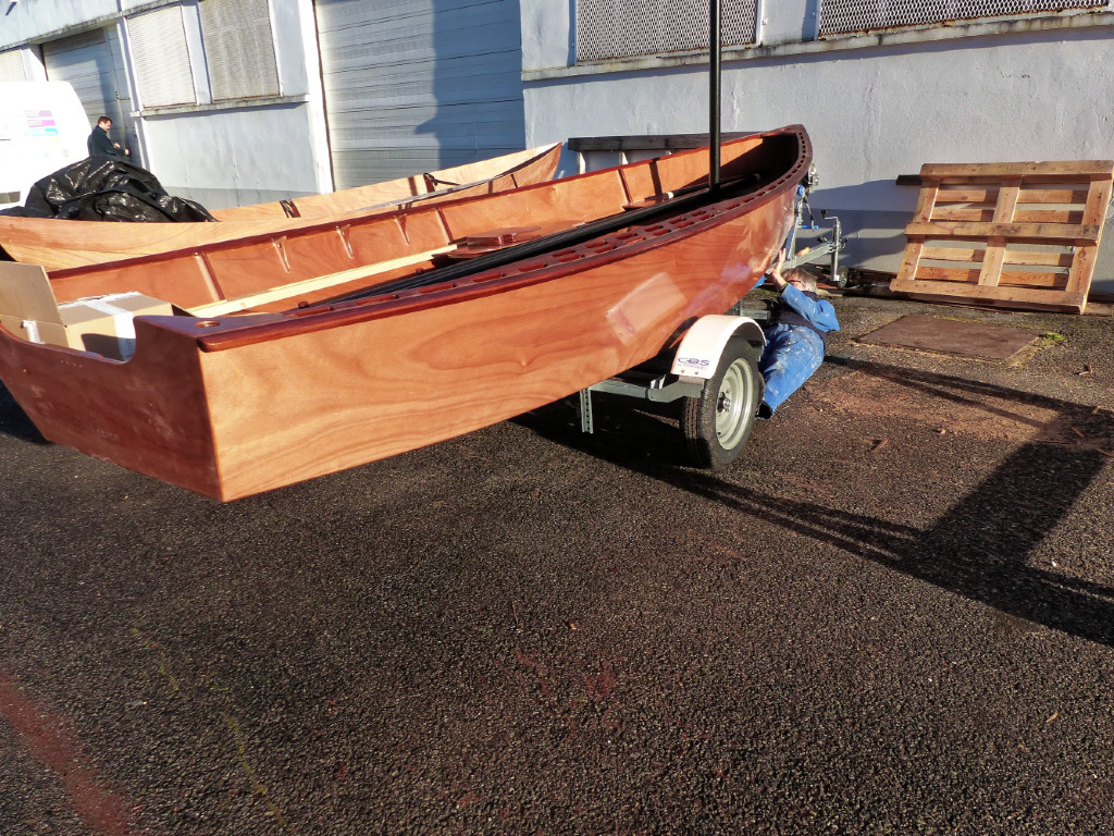 Pierre fait le réglage final de la remorque in situ. L'angle de prise de vue exagère l'importance du porte-à-faux arrière, qui est tout de même de deux mètres. Pierre fixera sa plaque d'immatriculation et ses feux sur le tableau arrière de son GIS comme on le voit deux images plus loin. 