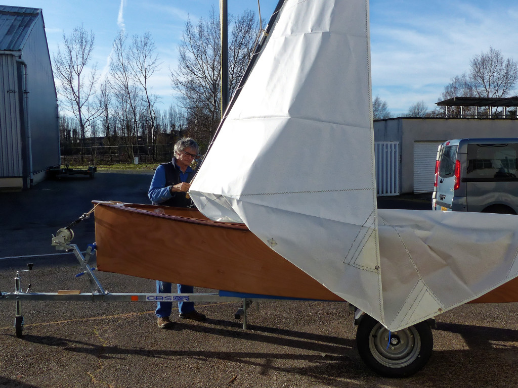 Essayage de la voile de chez Really Simple Sails et pose de l'accastillage. 