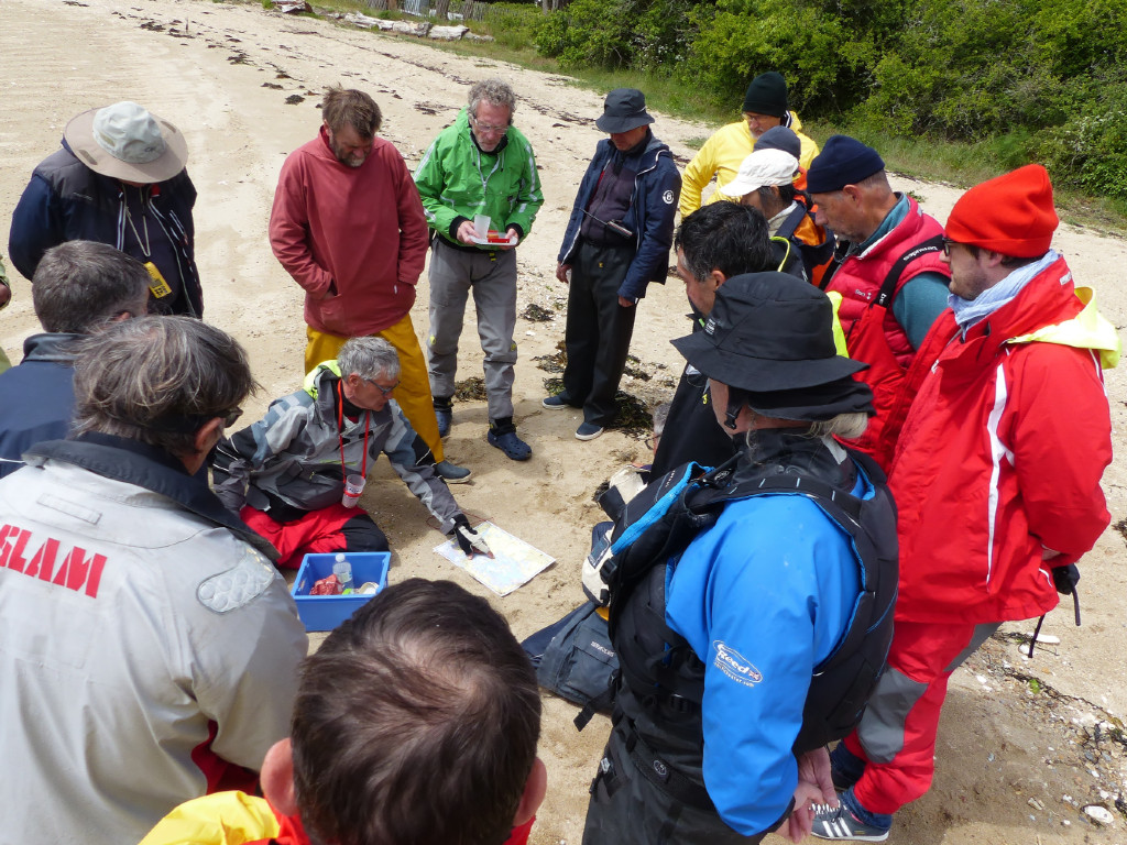 Cet attroupement est causé par l'affluence au briefing de Pierre, qui nous a pilotés de main de maitre sur ce si joli plan d'eau. 