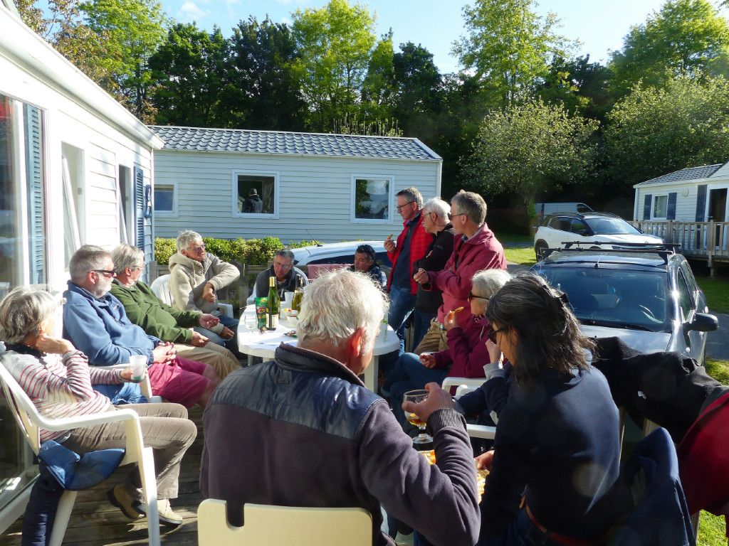 Une bonne partie des participants profite d'un rayon de soleil de fin de journée pour un apéro impromptu sur la terrasse de l'un des bungalows que nous avions loués. Ceux qui avaient eu l'intention de camper, on finalement choisi cette solution à cause de la météo... 