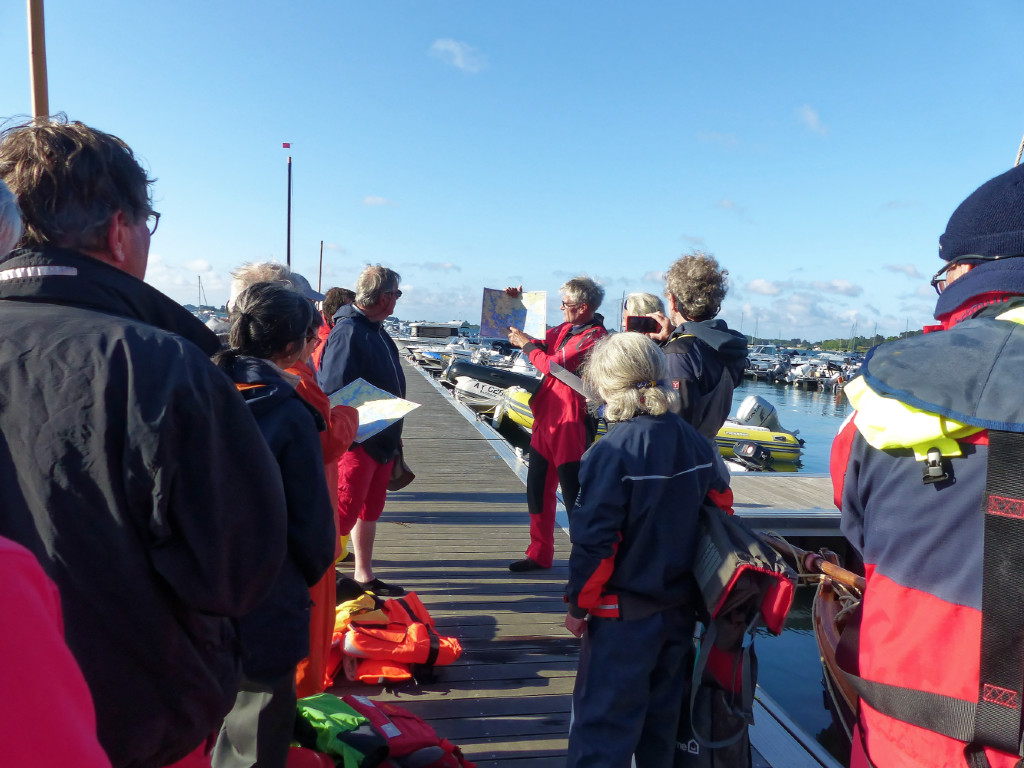 Nouveau briefing sur le ponton du port d'Arradon avant de se mettre en route pour la journée de vendredi. 