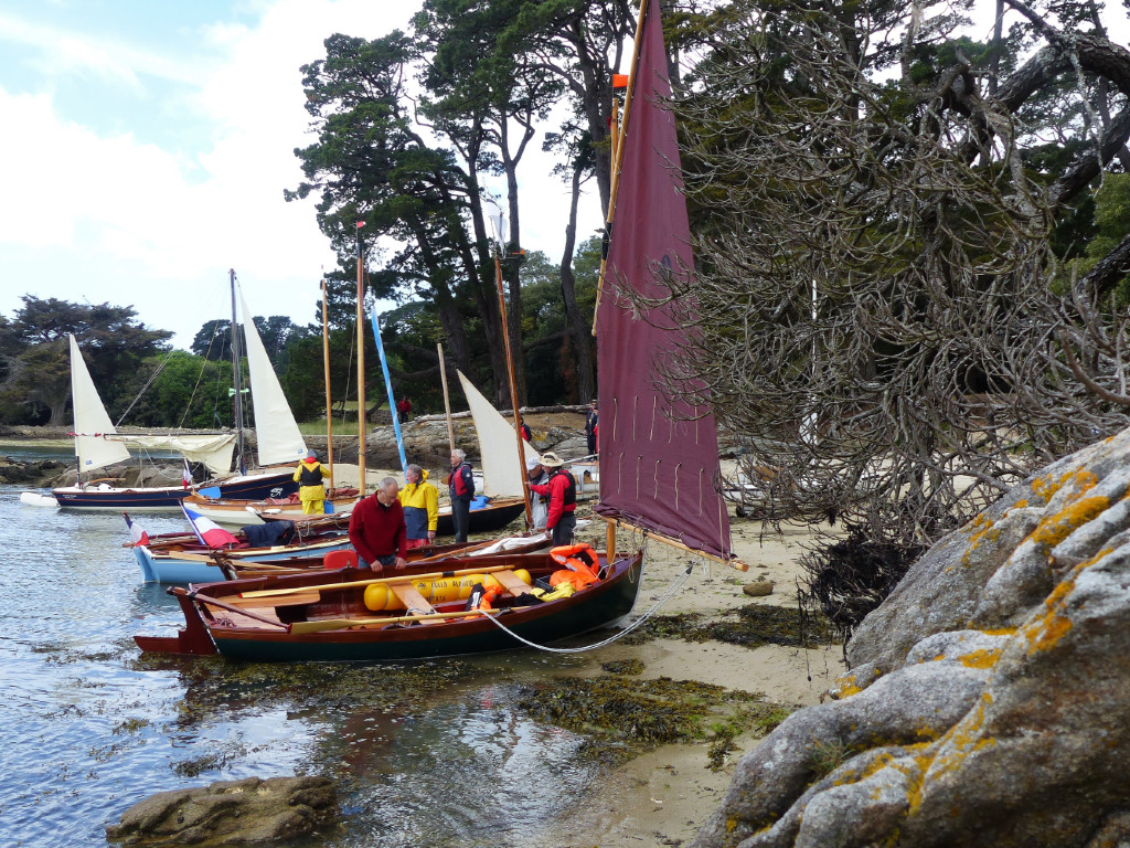 Pause sur la plage au Nord-Est de Berder. C'est un Bay Raider 20 que l'on aperçoit à côté de "Mounouf". 