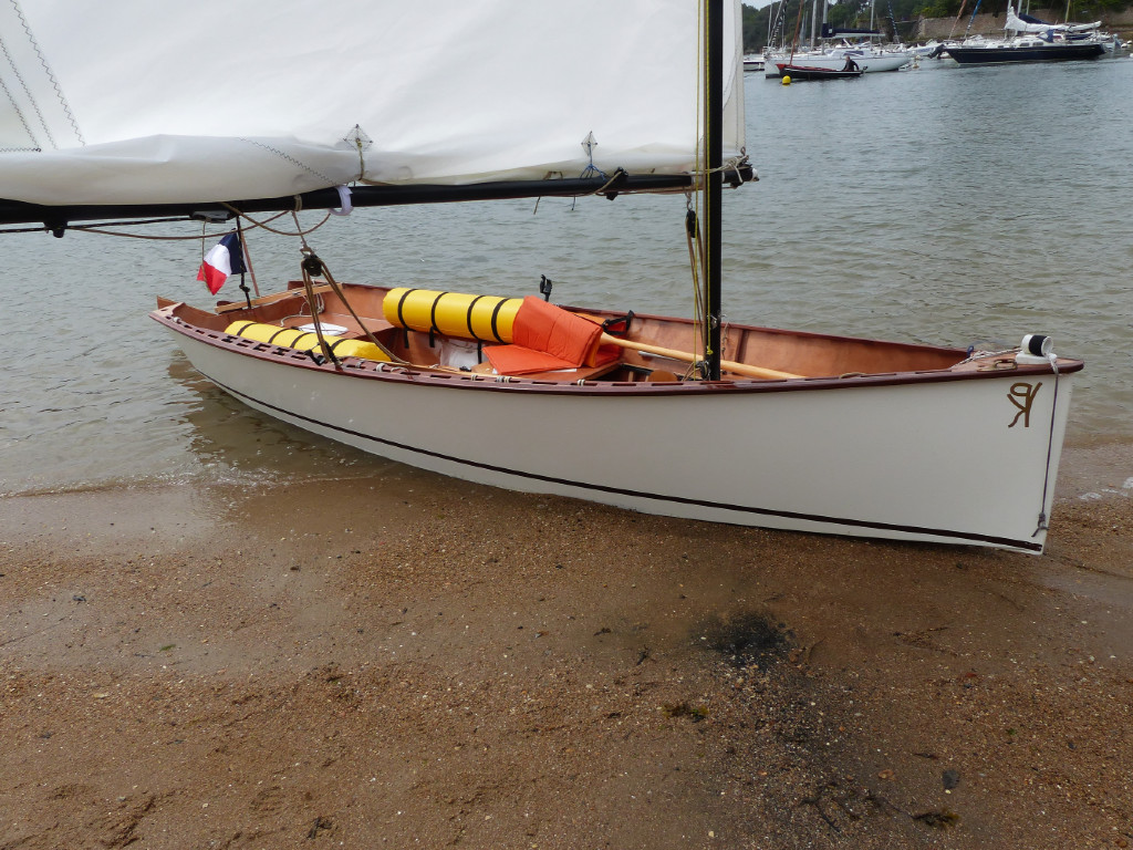 Sur son Goat Island Skiff, Pierre a fixé ces boudins à la serre ajourée, ce qui leur donne une troisième fonction de sièges (très confortables parait-il) en plus de celle de réserve de flottabilité et de rouleau de mise à l'eau. 