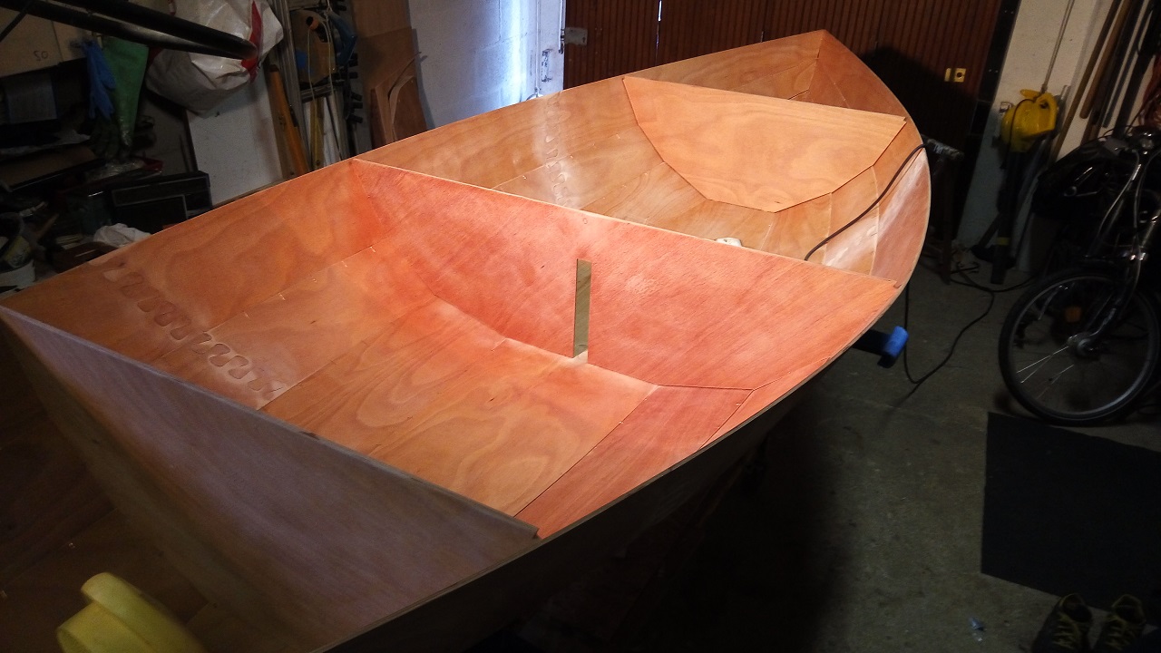 Cette photo du 22 f&eacute;vrier montre la coque totalement cousue avant collage. 