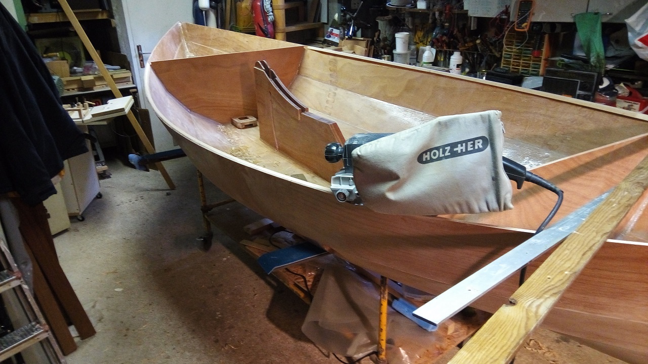 Le 7 mars, G&eacute;rard ajuste l'angle du chant sup&eacute;rieur de la serre bauqui&egrave;re, sur laquelle il fixera (pointage et collage &agrave; l'&eacute;poxy) les bords du pont. Le puits de d&eacute;rive et le pied de m&acirc;t sont coll&eacute;s. 