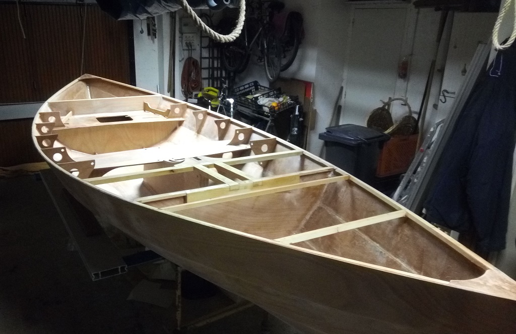 Vue g&eacute;n&eacute;rale de "La Marie Pupuce II" : tout est en place, il ne manque plus que le pont. 